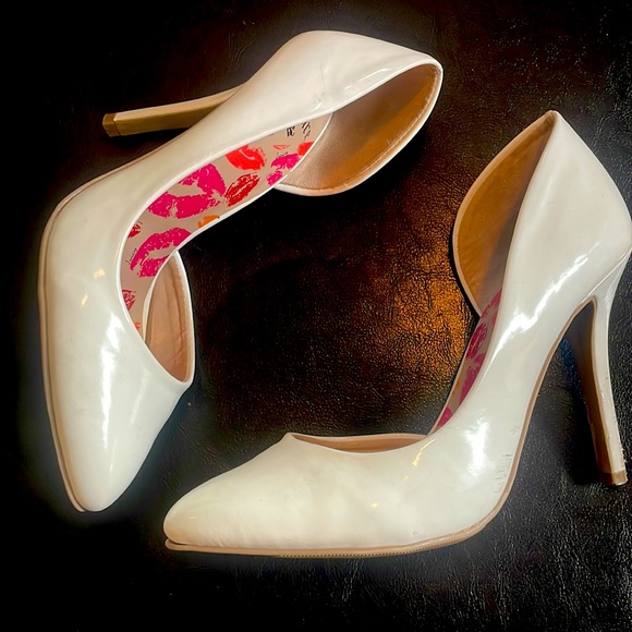 Women’s Size 7 Juicy Couture 4” White Heels - Picture 2 of 3